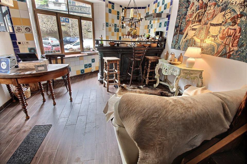 Golden Lion Bed & Breakfast Буйон Екстериор снимка